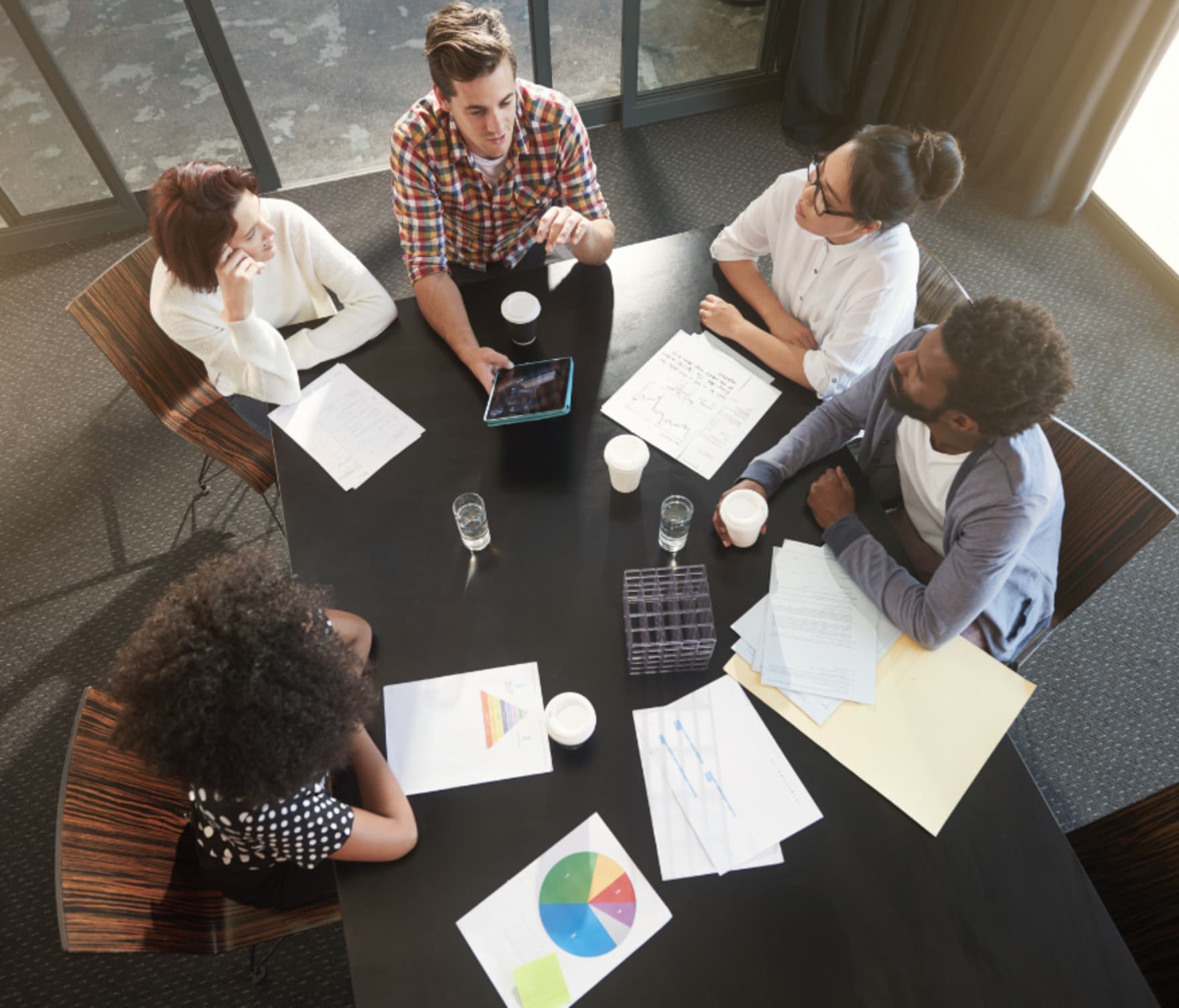 table ronde avec 5 collaborateurs